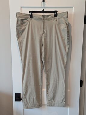 Eddie Bauer Women's Sightscape Horzion Convertible Roll-up Pants in Light Khaki